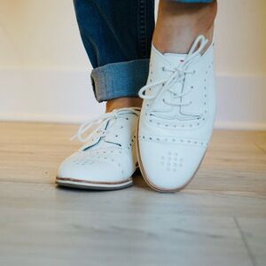 Ellen Degeneres White Women's Lace-Up Flats